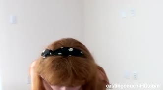 Рыжая девка в очках сосет черный хер