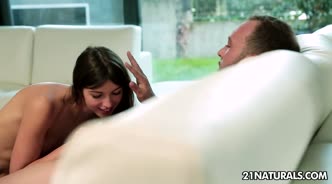 Худенькую студентку парень трахает каждый день