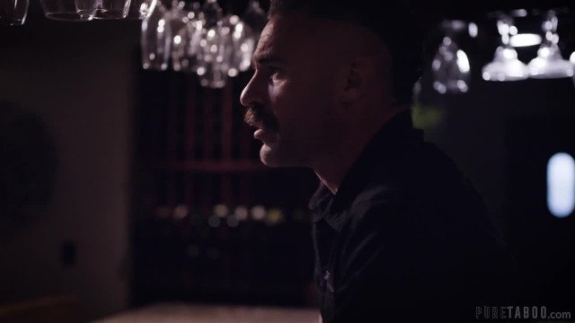 Жаркий секс в баре