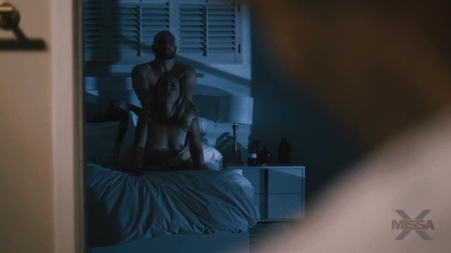 Муж трахает жену в постели