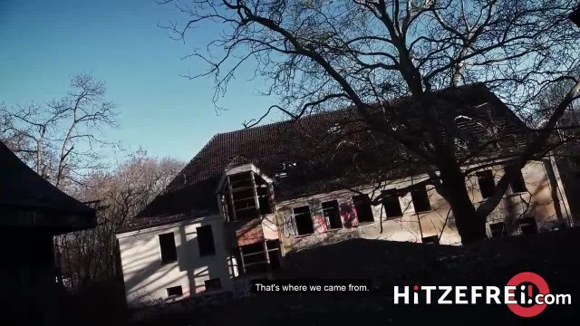 Любопытный парень изучает заброшку и трахает подругу