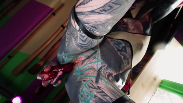 Татуированная неформалка садится жопой на большую игрушку