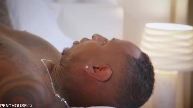 Блондинка получила сперму на попку после межрасового секса