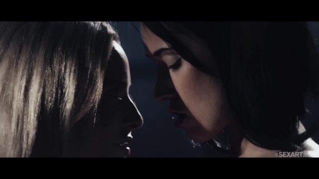 Лесби заводятся от поцелуев и лижут киски