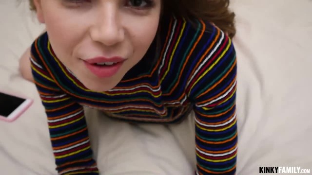 Миниатюрная девушка в полосатом свитере ёрзает на члене в позе наездницы